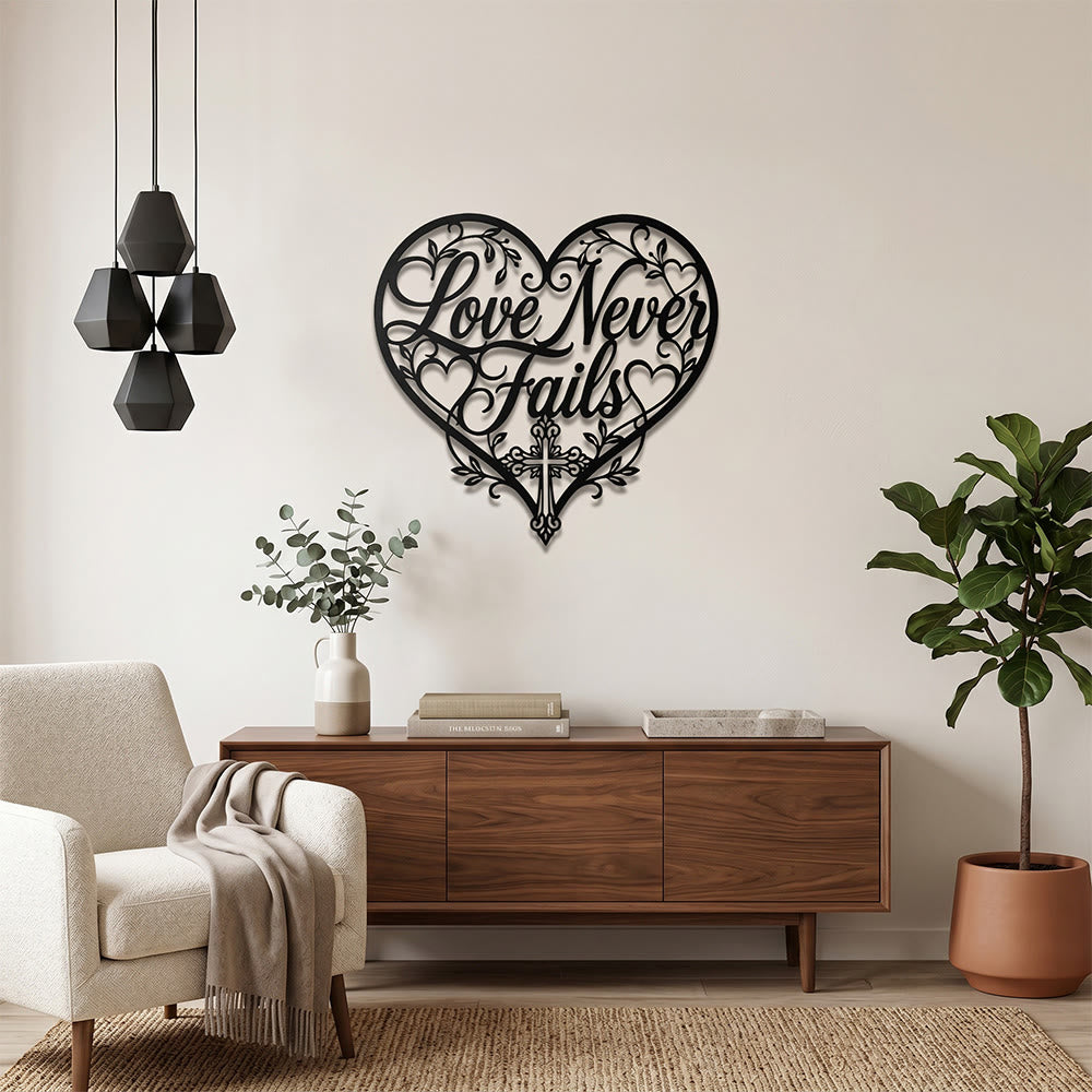 Christianartworkshop Florales Herz, geschwungene Inschrift „Liebe versagt nie“, Kreuz aus Metall, Wanddekoration: Zeitloses Symbol der heiligen, erlösenden Gnade - image 5