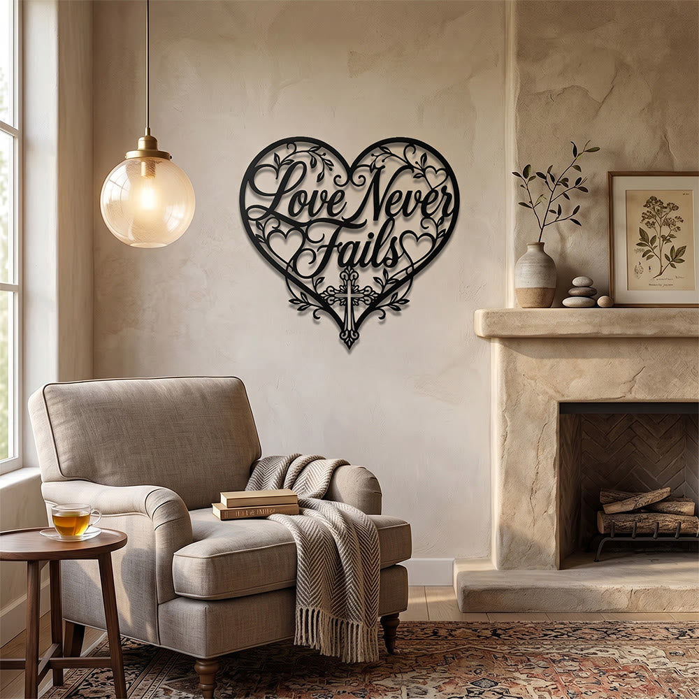 Christianartworkshop Florales Herz, geschwungene Inschrift „Liebe versagt nie“, Kreuz aus Metall, Wanddekoration: Zeitloses Symbol der heiligen, erlösenden Gnade - image 1