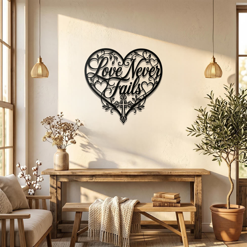 Christianartworkshop Florales Herz, geschwungene Inschrift „Liebe versagt nie“, Kreuz aus Metall, Wanddekoration: Zeitloses Symbol der heiligen, erlösenden Gnade - image 0