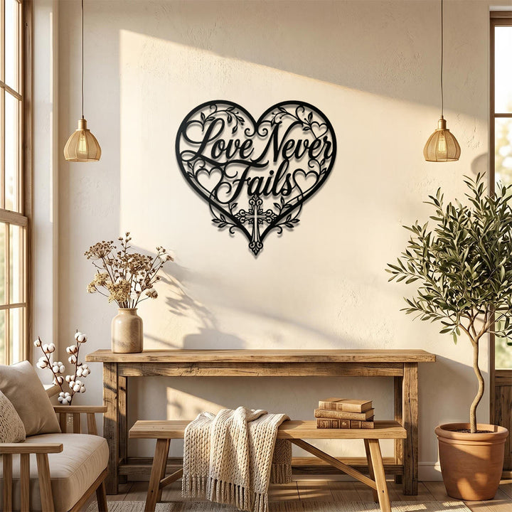 Christianartworkshop Florales Herz, geschwungene Inschrift „Liebe versagt nie“, Kreuz aus Metall, Wanddekoration: Zeitloses Symbol der heiligen, erlösenden Gnade - image 0