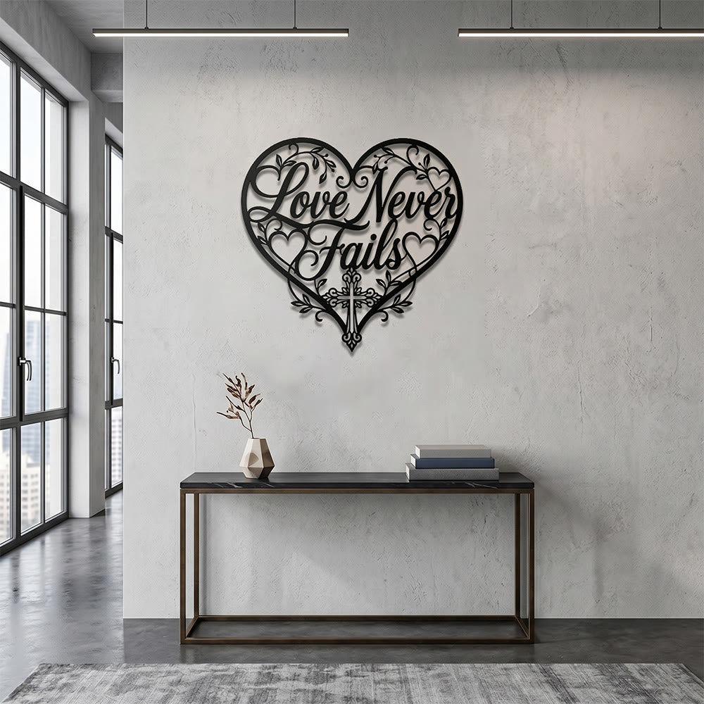 Christianartworkshop Florales Herz, geschwungene Inschrift „Liebe versagt nie“, Kreuz aus Metall, Wanddekoration: Zeitloses Symbol der heiligen, erlösenden Gnade - image 2