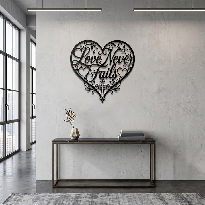 Christianartworkshop Florales Herz, geschwungene Inschrift „Liebe versagt nie“, Kreuz aus Metall, Wanddekoration: Zeitloses Symbol der heiligen, erlösenden Gnade - image 2