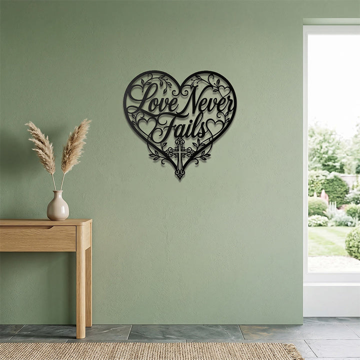 Christianartworkshop Florales Herz, geschwungene Inschrift „Liebe versagt nie“, Kreuz aus Metall, Wanddekoration: Zeitloses Symbol der heiligen, erlösenden Gnade - image 4