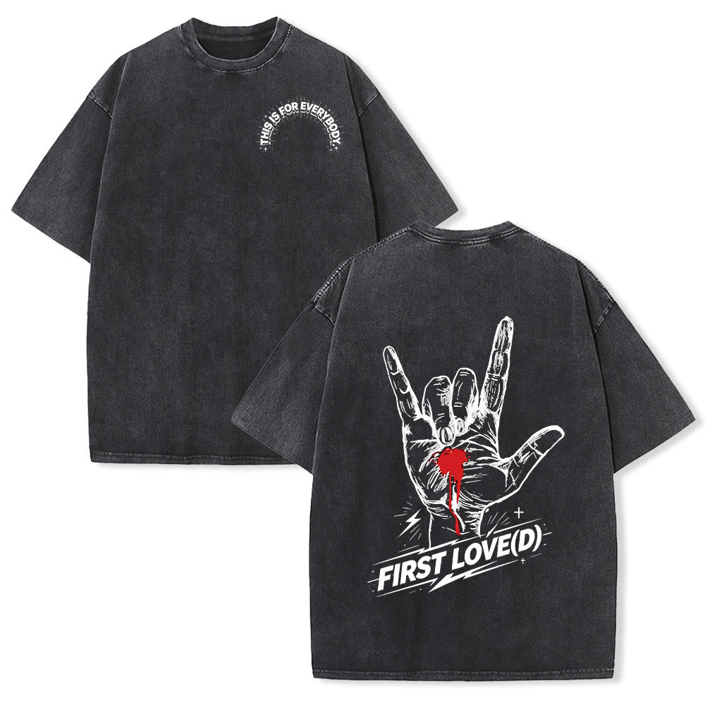 Christianartworkshop Grunge-Rock-T-Shirt mit blutendem Herz, Grafik, Bogen und Slogan auf der Vorderseite, großem Brief an die erste Liebe auf der Rückseite, gewaschenem Design - Schwarz - 5XL - image 0