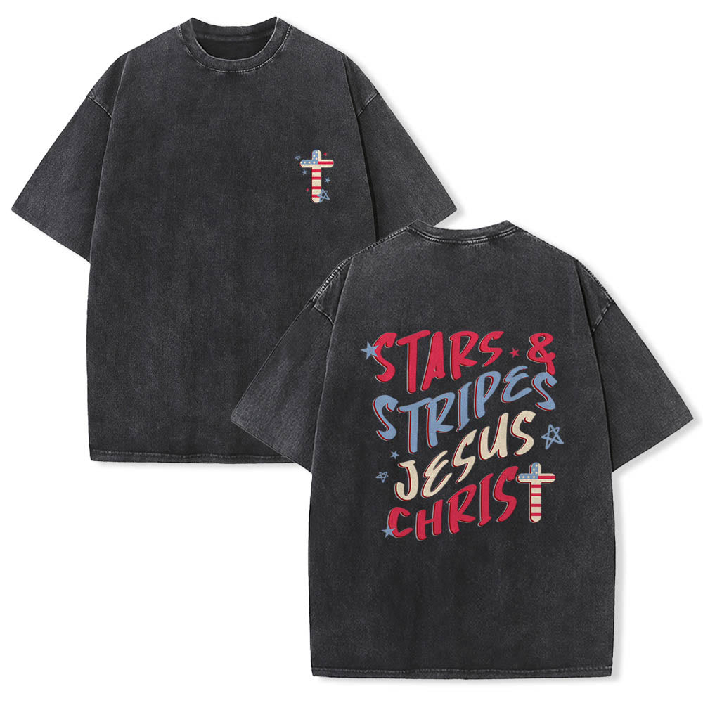Christianartworkshop Stars & Stripes Jesus Christus Patriotische Flagge Kreuz Mini Vorderseite Brust Mehrfarbiger geschwungener Buchstabe Rückseite Doppeldruck Vintage gewaschenes T-Shirt - Schwarz - 5XL - image 0