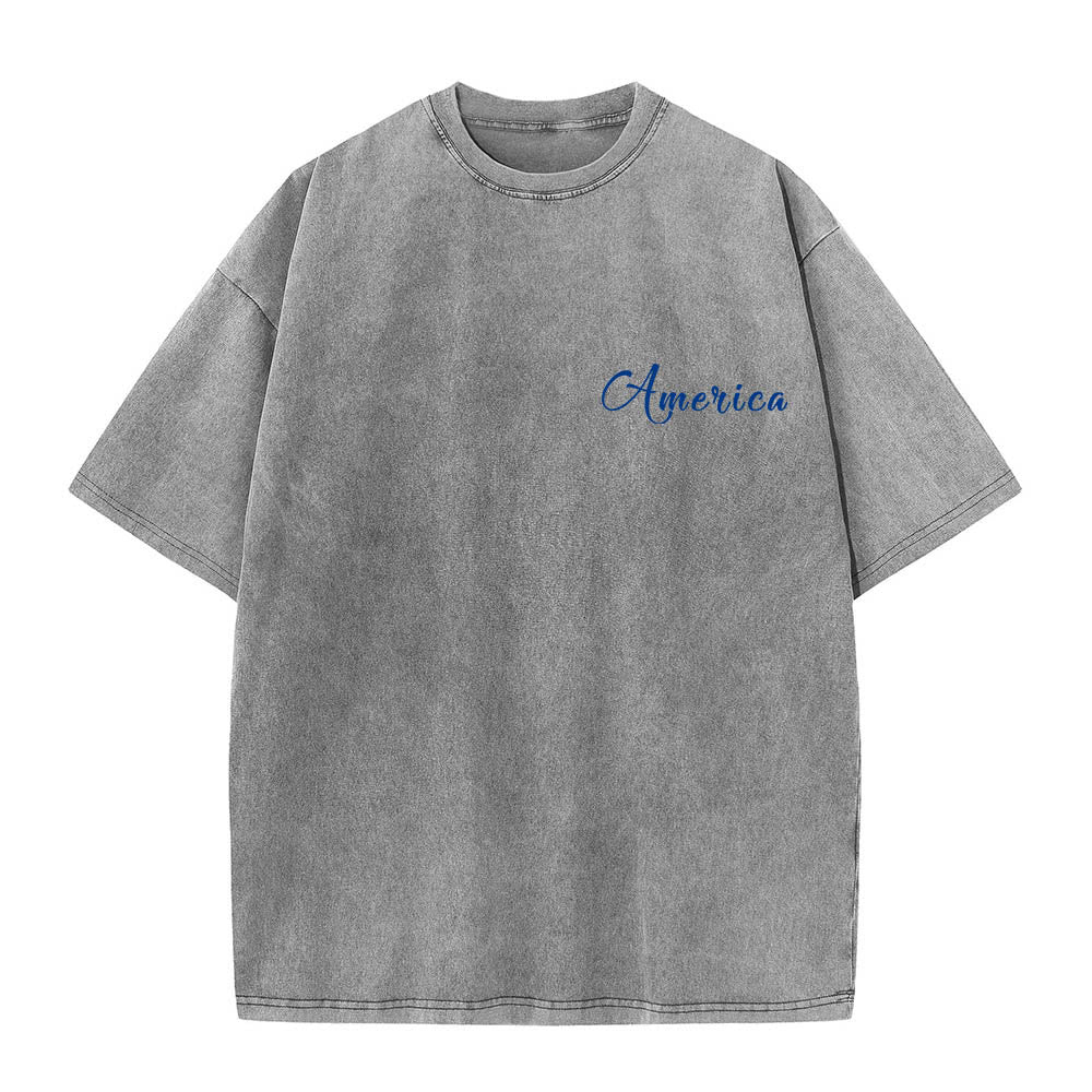 Christianartworkshop Amerika 1776 Glaube, Freiheit & Familie Kontrast Rot Blau Schreibschrift Blockdruck Doppeldruck Vintage gewaschenes T-Shirt - image 1