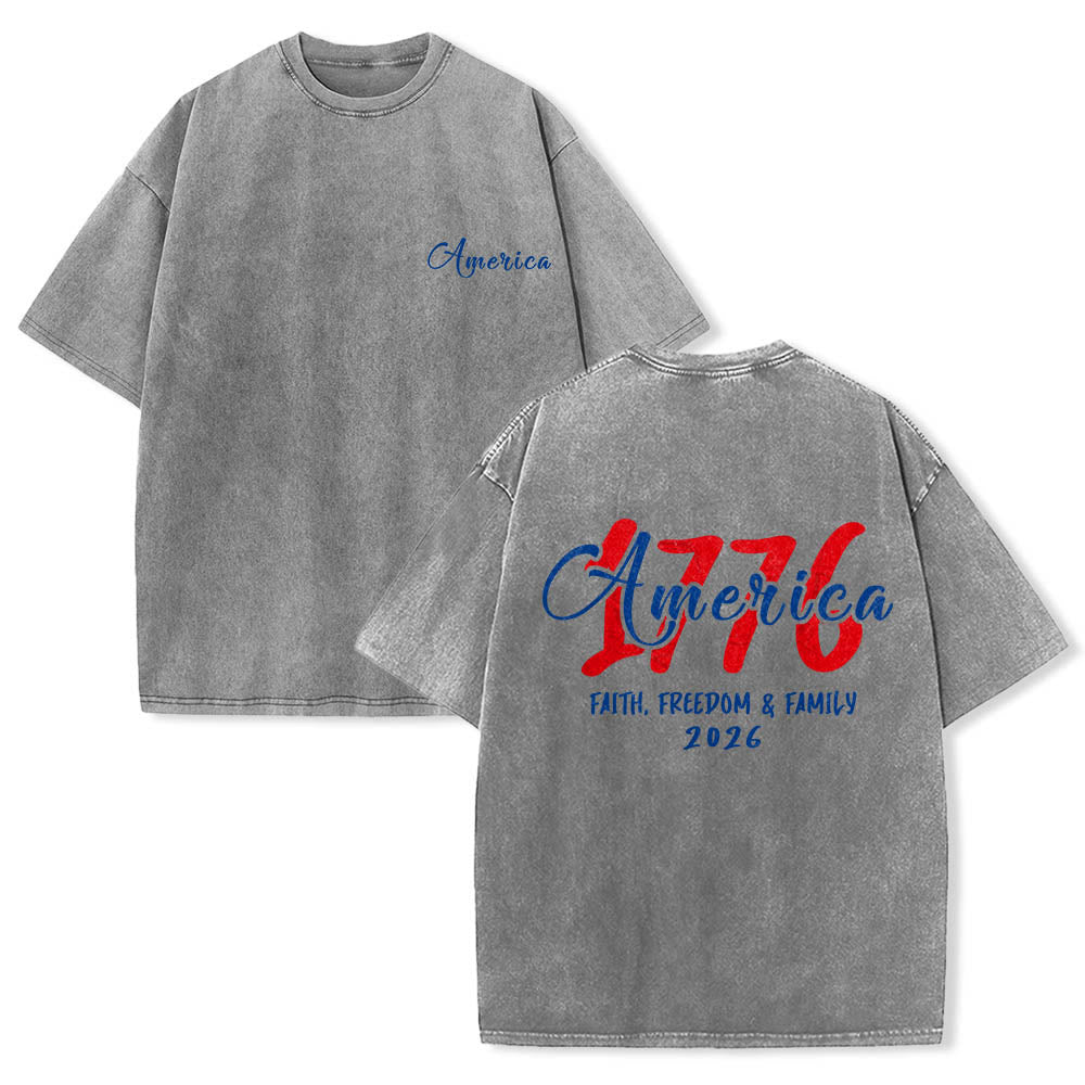 Christianartworkshop Amerika 1776 Glaube, Freiheit & Familie Kontrast Rot Blau Schreibschrift Blockdruck Doppeldruck Vintage gewaschenes T-Shirt - Grau - 5XL - image 0