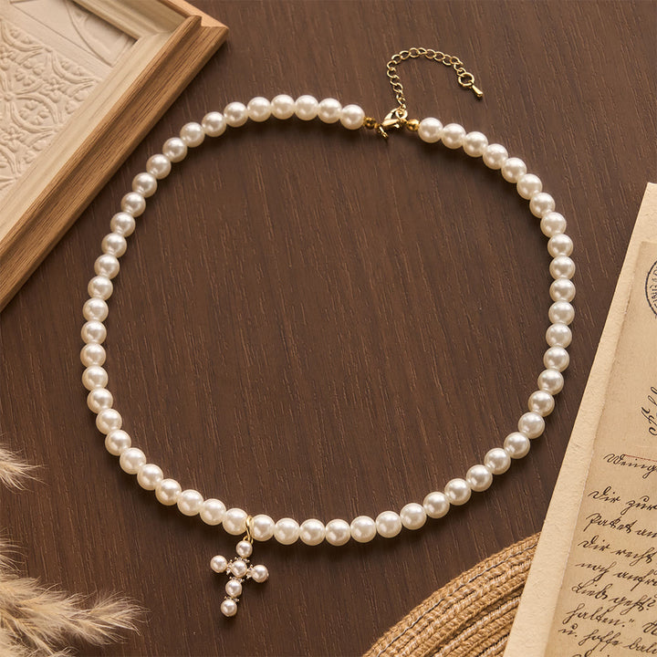 Christianartworkshop Elegante Mini-Perlenkreuz-Halskette mit Imitationsperlen: Zeitloses Symbol sanfter himmlischer Fürsorge - image 2