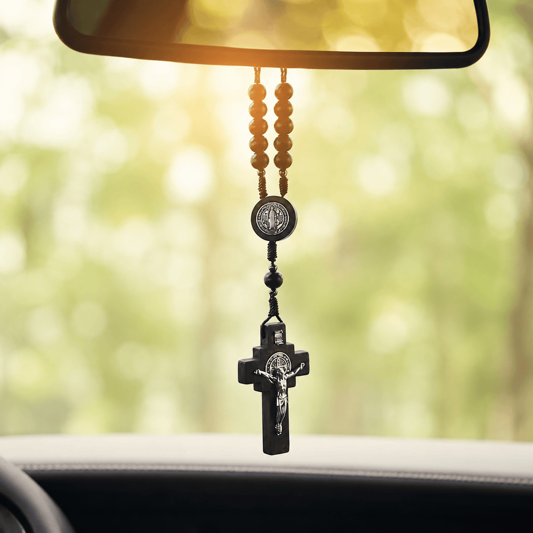 Christianartworkshop Runder Rosenkranz mit Kreuz und Marienmedaille als Autoanhänger: Eine Erinnerung an den barmherzigen göttlichen Schutz auf jeder Reise - Kruzifix & St. Benedikt - image 0