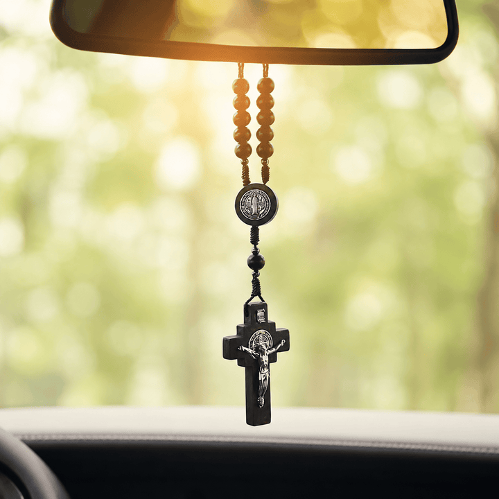 Christianartworkshop Runder Rosenkranz mit Kreuz und Marienmedaille als Autoanhänger: Eine Erinnerung an den barmherzigen göttlichen Schutz auf jeder Reise - Kruzifix & St. Benedikt - image 0