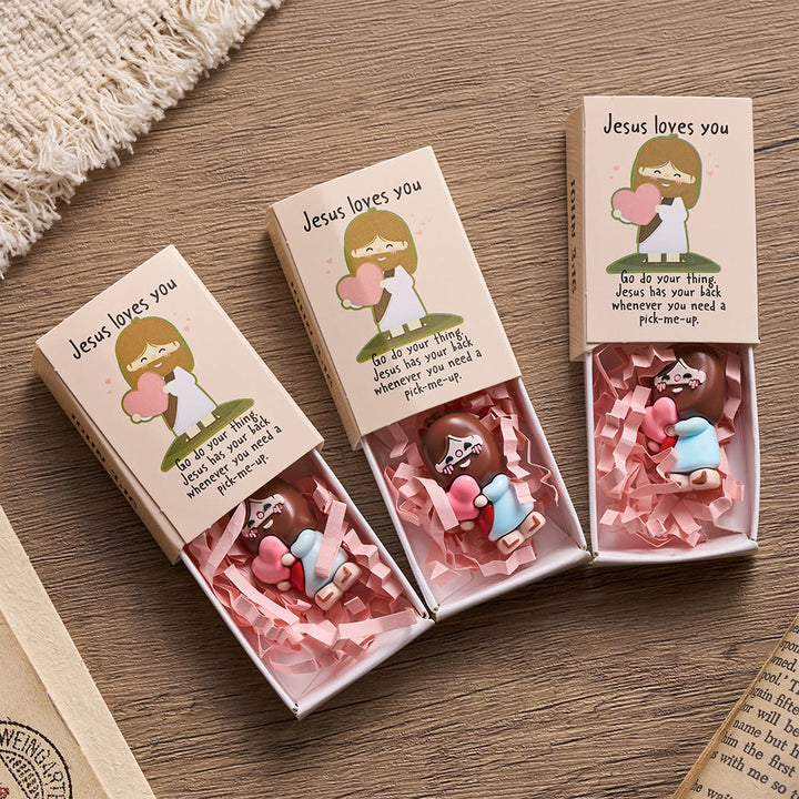 Christianartworkshop Mini-Jesus-Figur mit Om-Herz, 3er-Pack, Bibelvers „Jesus liebt dich“, Andachtskarte, Geschenkset: Ein Symbol göttlicher Freude und des Glaubens - image 1