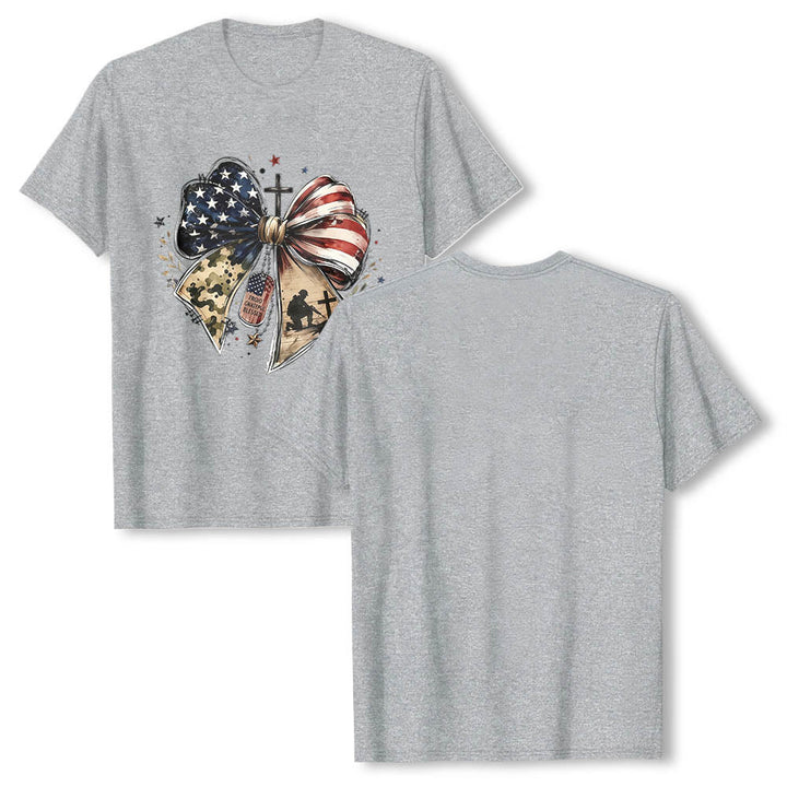 Christianartworkshop Patriotisches, mehrteiliges T-Shirt mit Schleife, Kreuz, Soldaten-Erkennungsmarke und Sternenakzenten auf der Vorderseite – klassischer Aufdruck - image 1