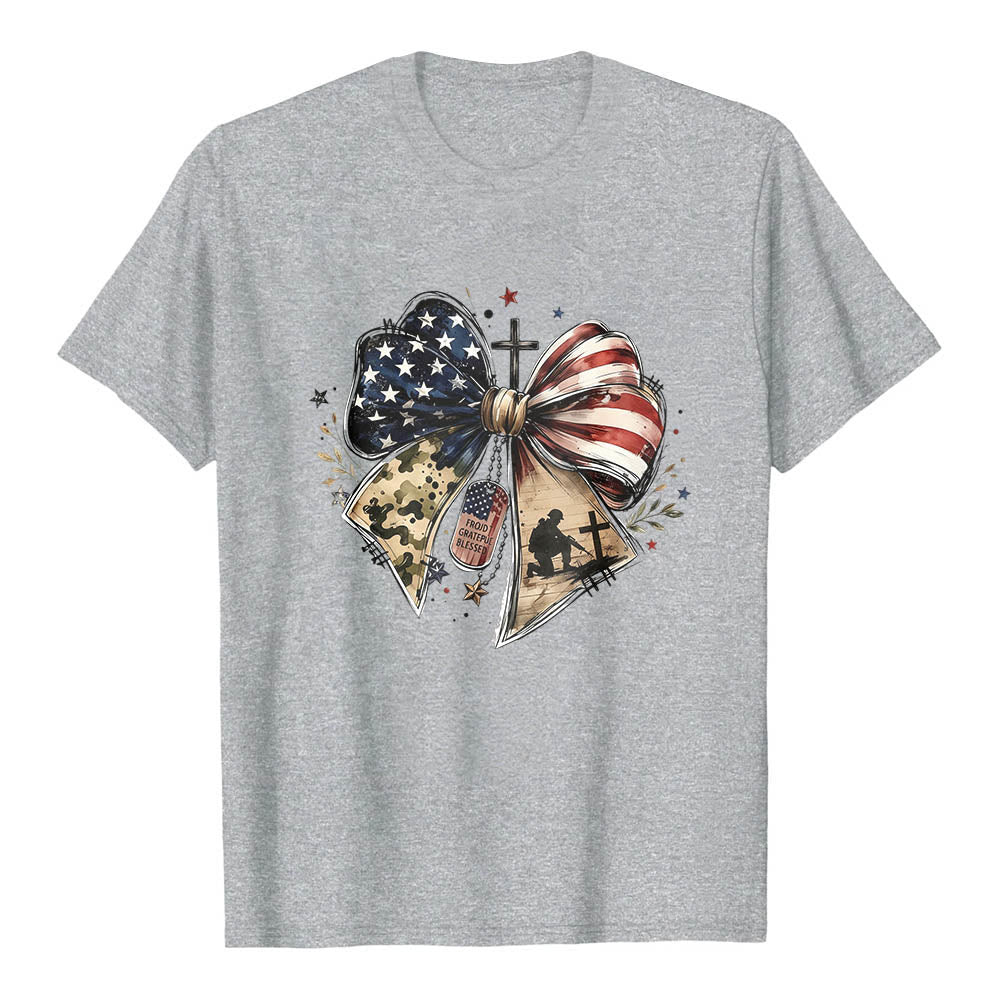 Christianartworkshop Patriotisches, mehrteiliges T-Shirt mit Schleife, Kreuz, Soldaten-Erkennungsmarke und Sternenakzenten auf der Vorderseite – klassischer Aufdruck - Grau - 2XL - image 0