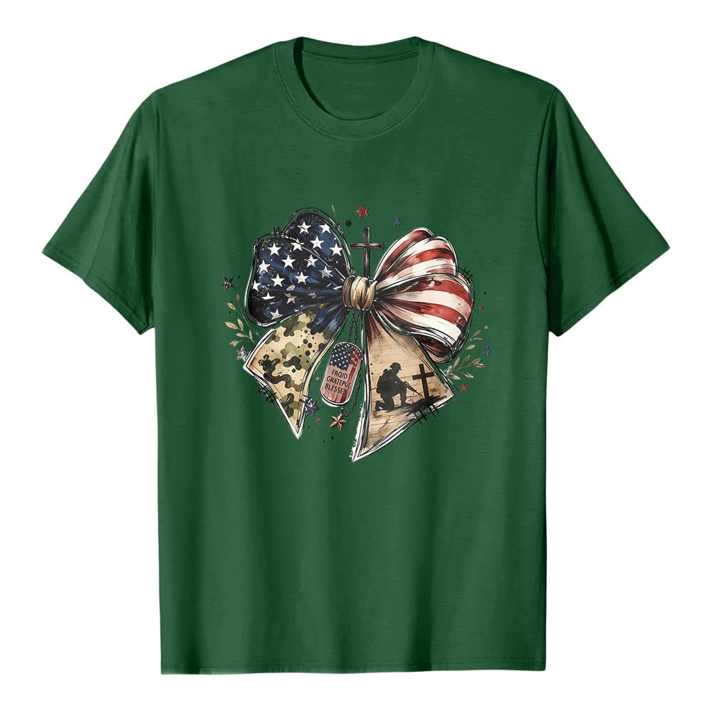 Christianartworkshop Patriotisches, mehrteiliges T-Shirt mit Schleife, Kreuz, Soldaten-Erkennungsmarke und Sternenakzenten auf der Vorderseite – klassischer Aufdruck - Dunkelgrün - 2XL - image 4