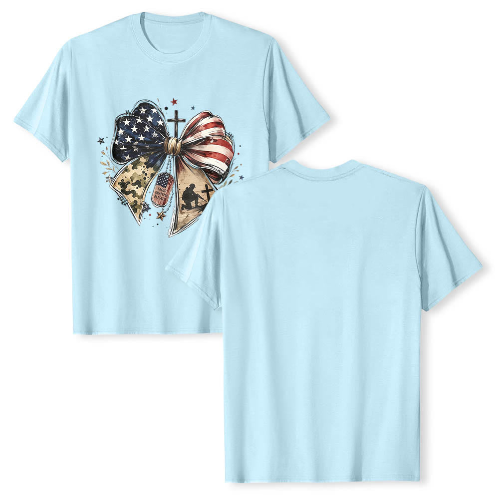 Christianartworkshop Patriotisches, mehrteiliges T-Shirt mit Schleife, Kreuz, Soldaten-Erkennungsmarke und Sternenakzenten auf der Vorderseite – klassischer Aufdruck - image 9