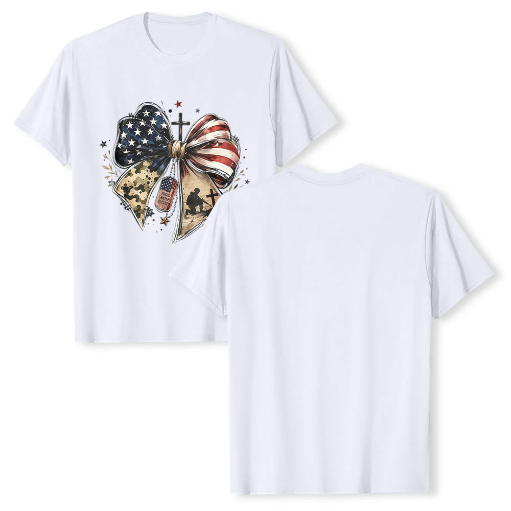 Christianartworkshop Patriotisches, mehrteiliges T-Shirt mit Schleife, Kreuz, Soldaten-Erkennungsmarke und Sternenakzenten auf der Vorderseite – klassischer Aufdruck - image 3