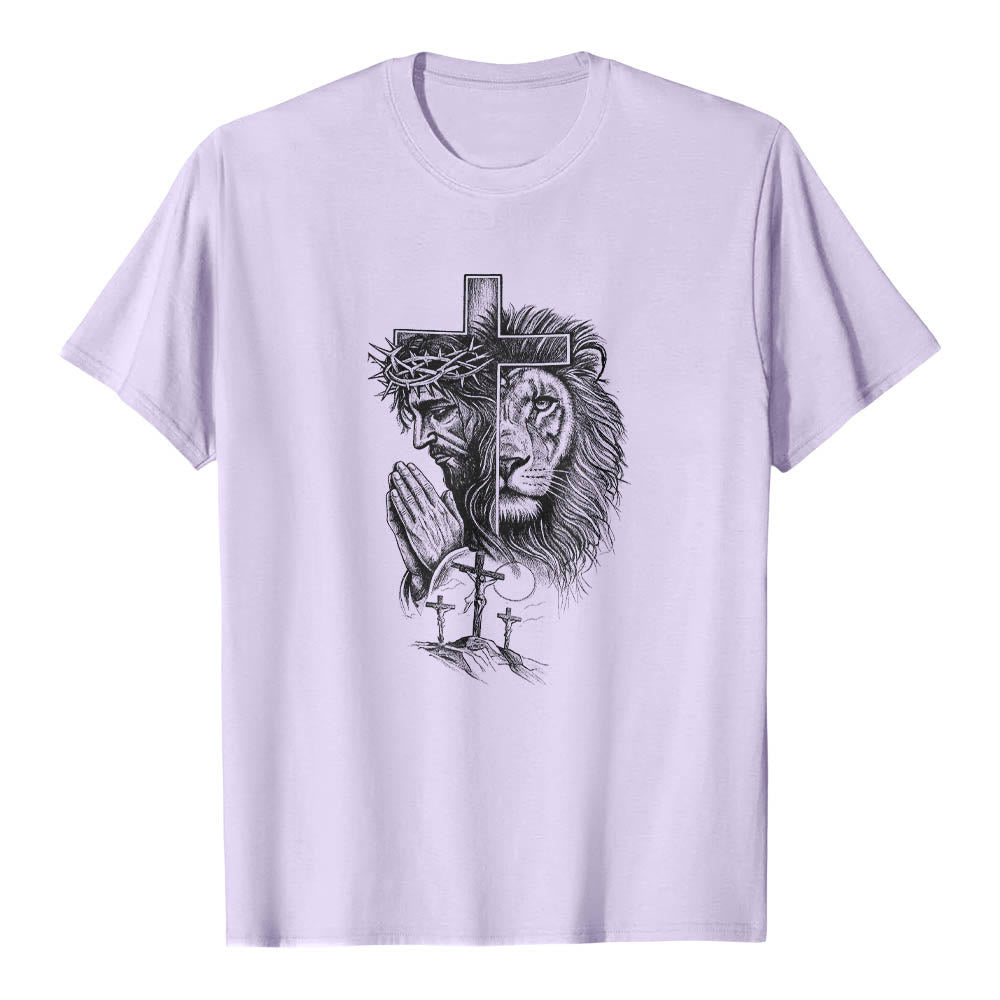 Christianartworkshop T-Shirt mit geteiltem Porträt eines betenden Jesus, Löwen, Kreuzen und drei Kreuzen auf der Vorderseite – klassischer Aufdruck - Lila - 2XL - image 12