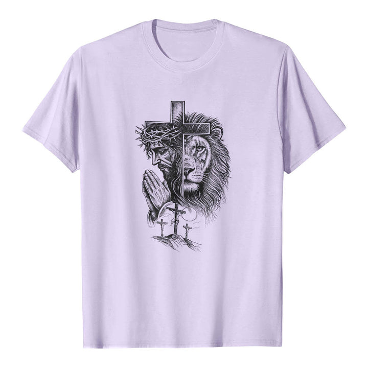 Christianartworkshop T-Shirt mit geteiltem Porträt eines betenden Jesus, Löwen, Kreuzen und drei Kreuzen auf der Vorderseite – klassischer Aufdruck - Lila - 2XL - image 12