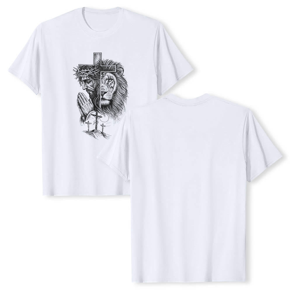 Christianartworkshop T-Shirt mit geteiltem Porträt eines betenden Jesus, Löwen, Kreuzen und drei Kreuzen auf der Vorderseite – klassischer Aufdruck - image 1