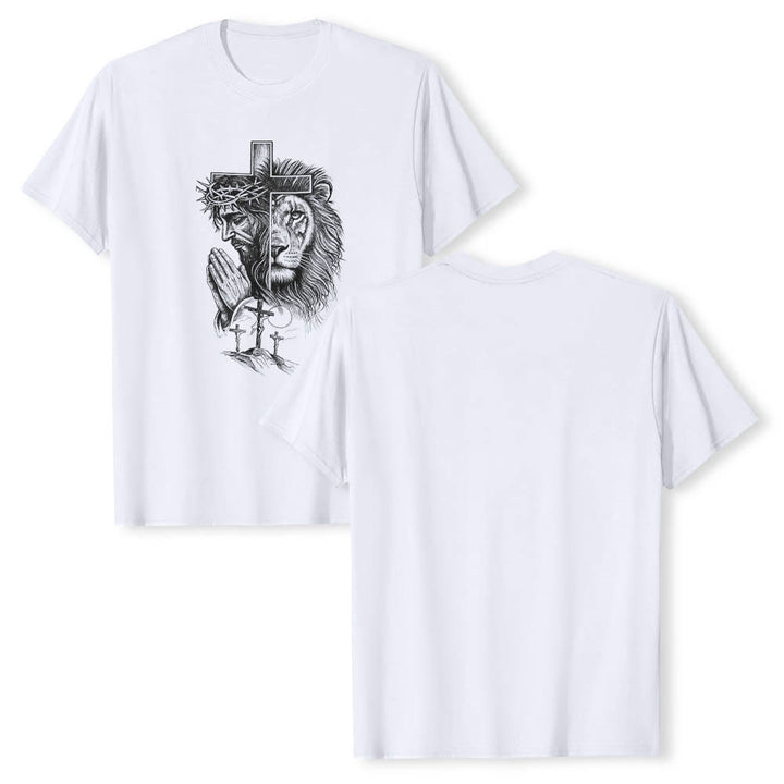 Christianartworkshop T-Shirt mit geteiltem Porträt eines betenden Jesus, Löwen, Kreuzen und drei Kreuzen auf der Vorderseite – klassischer Aufdruck - image 1