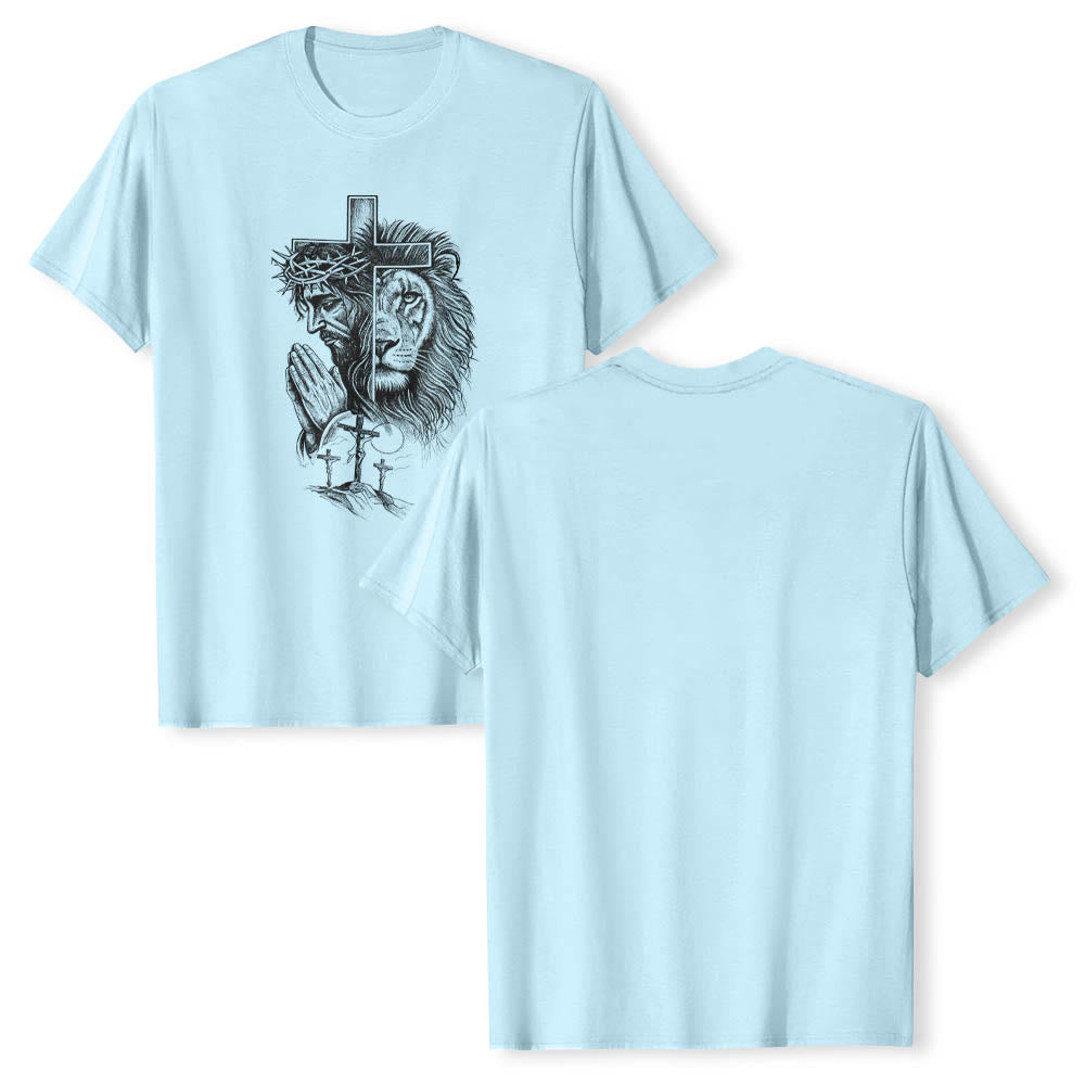 Christianartworkshop T-Shirt mit geteiltem Porträt eines betenden Jesus, Löwen, Kreuzen und drei Kreuzen auf der Vorderseite – klassischer Aufdruck - image 11