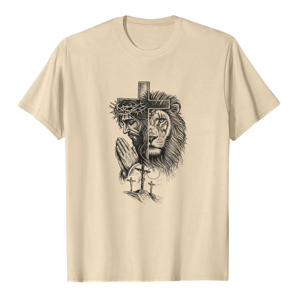 Christianartworkshop T-Shirt mit geteiltem Porträt eines betenden Jesus, Löwen, Kreuzen und drei Kreuzen auf der Vorderseite – klassischer Aufdruck - Beige - 2XL - image 2