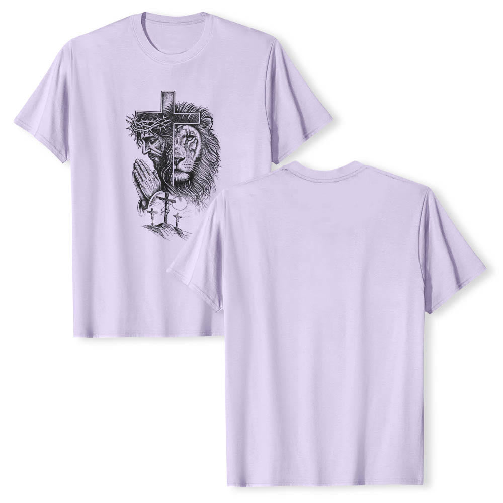 Christianartworkshop T-Shirt mit geteiltem Porträt eines betenden Jesus, Löwen, Kreuzen und drei Kreuzen auf der Vorderseite – klassischer Aufdruck - image 13