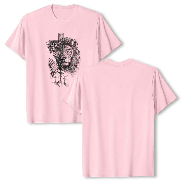 Christianartworkshop T-Shirt mit geteiltem Porträt eines betenden Jesus, Löwen, Kreuzen und drei Kreuzen auf der Vorderseite – klassischer Aufdruck - image 17