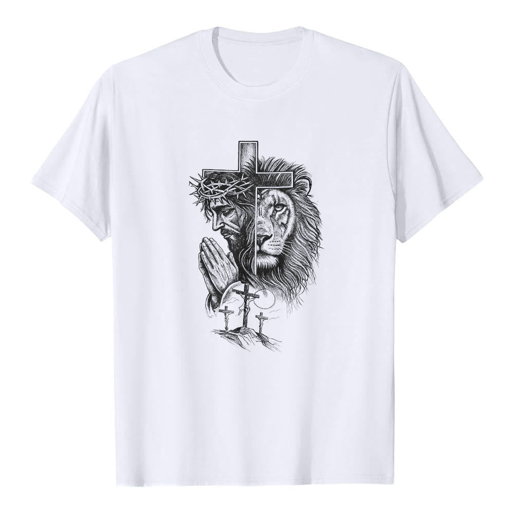 Christianartworkshop T-Shirt mit geteiltem Porträt eines betenden Jesus, Löwen, Kreuzen und drei Kreuzen auf der Vorderseite – klassischer Aufdruck - Weiß - 2XL - image 0
