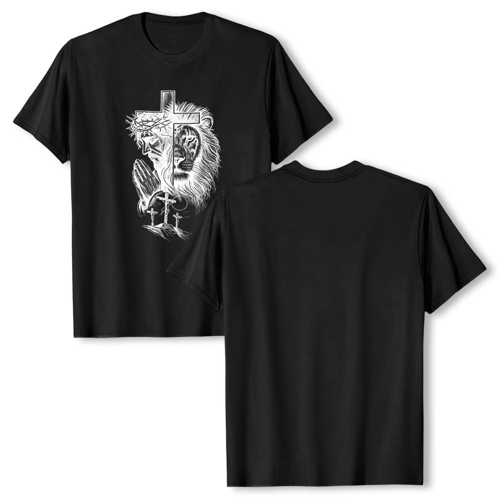 Christianartworkshop T-Shirt mit geteiltem Porträt eines betenden Jesus, Löwen, Kreuzen und drei Kreuzen auf der Vorderseite – klassischer Aufdruck - image 9