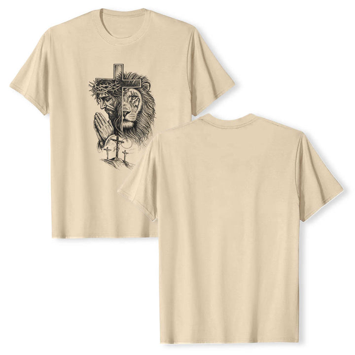 Christianartworkshop T-Shirt mit geteiltem Porträt eines betenden Jesus, Löwen, Kreuzen und drei Kreuzen auf der Vorderseite – klassischer Aufdruck - image 3