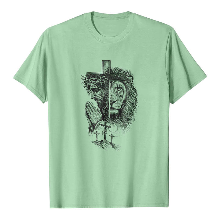 Christianartworkshop T-Shirt mit geteiltem Porträt eines betenden Jesus, Löwen, Kreuzen und drei Kreuzen auf der Vorderseite – klassischer Aufdruck - Hellgrün - 2XL - image 14