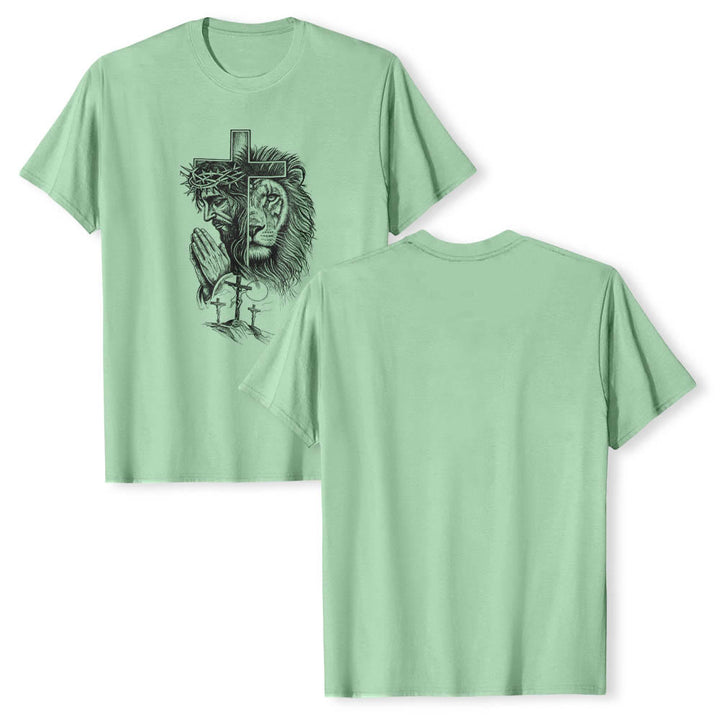 Christianartworkshop T-Shirt mit geteiltem Porträt eines betenden Jesus, Löwen, Kreuzen und drei Kreuzen auf der Vorderseite – klassischer Aufdruck - image 15