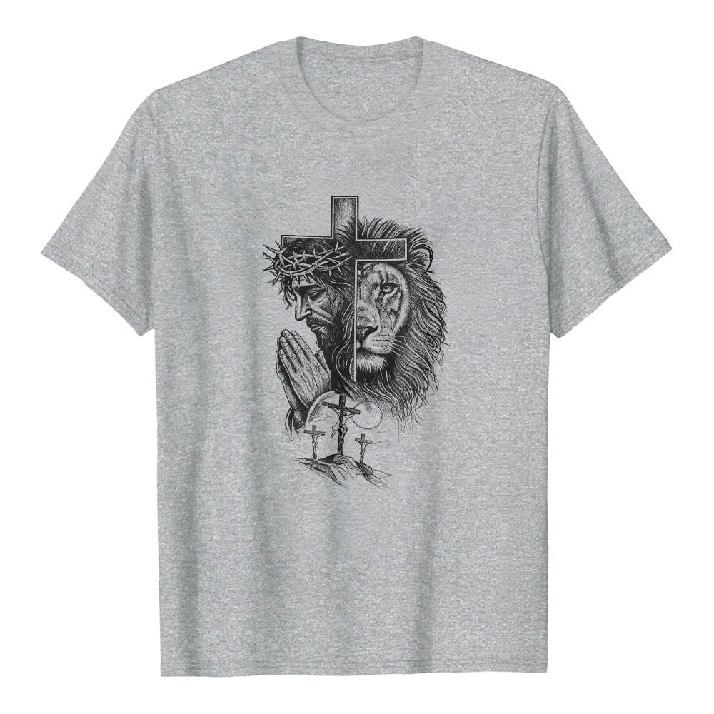Christianartworkshop T-Shirt mit geteiltem Porträt eines betenden Jesus, Löwen, Kreuzen und drei Kreuzen auf der Vorderseite – klassischer Aufdruck - Grau - 2XL - image 4