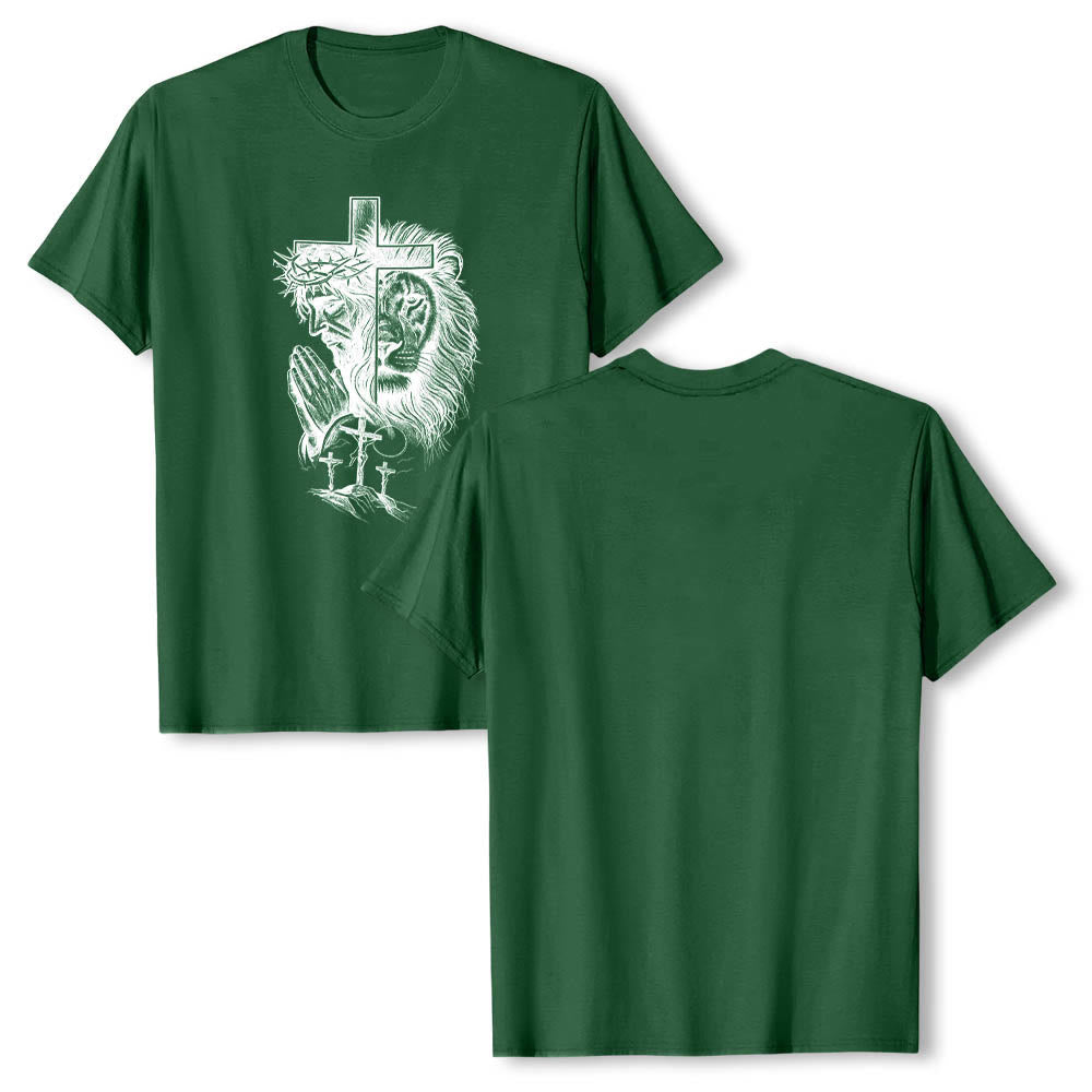 Christianartworkshop T-Shirt mit geteiltem Porträt eines betenden Jesus, Löwen, Kreuzen und drei Kreuzen auf der Vorderseite – klassischer Aufdruck - image 7