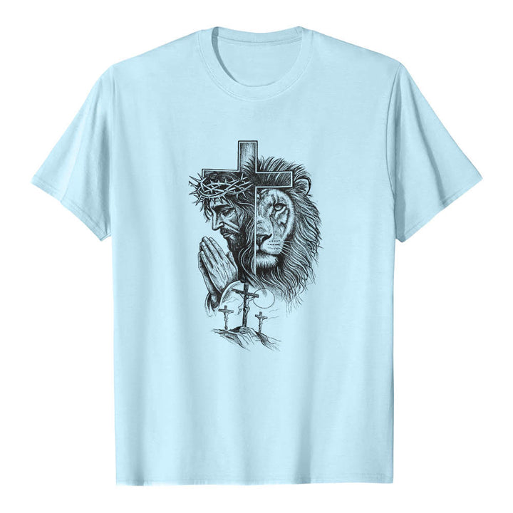 Christianartworkshop T-Shirt mit geteiltem Porträt eines betenden Jesus, Löwen, Kreuzen und drei Kreuzen auf der Vorderseite – klassischer Aufdruck - Blau - 2XL - image 10