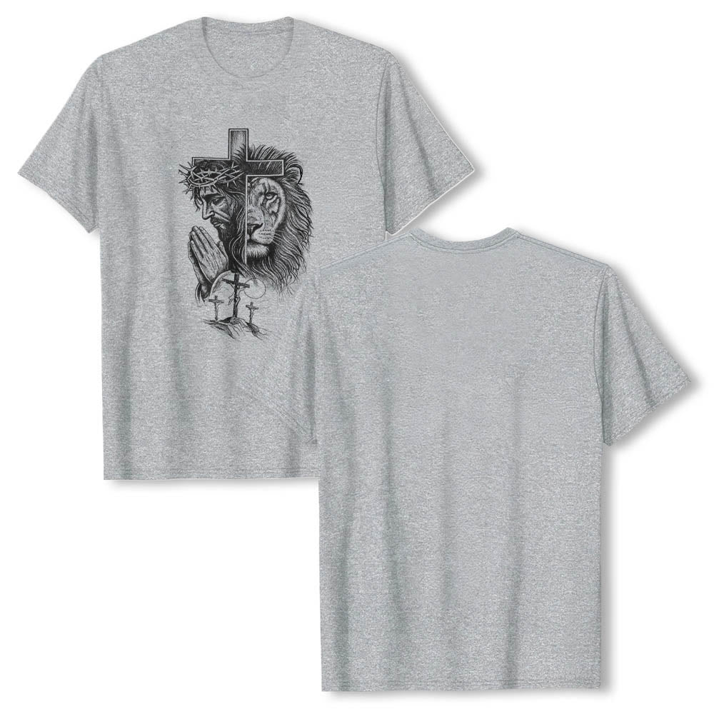 Christianartworkshop T-Shirt mit geteiltem Porträt eines betenden Jesus, Löwen, Kreuzen und drei Kreuzen auf der Vorderseite – klassischer Aufdruck - image 5