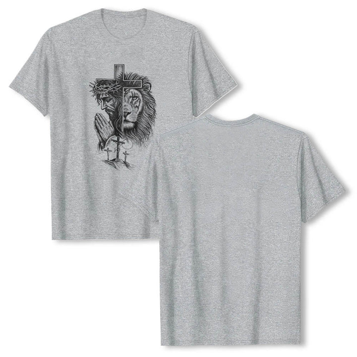 Christianartworkshop T-Shirt mit geteiltem Porträt eines betenden Jesus, Löwen, Kreuzen und drei Kreuzen auf der Vorderseite – klassischer Aufdruck - image 5