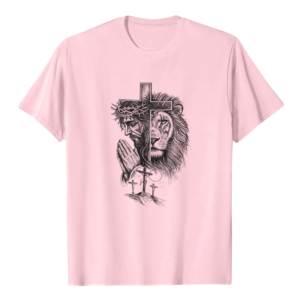 Christianartworkshop T-Shirt mit geteiltem Porträt eines betenden Jesus, Löwen, Kreuzen und drei Kreuzen auf der Vorderseite – klassischer Aufdruck - Rosa - 2XL - image 16