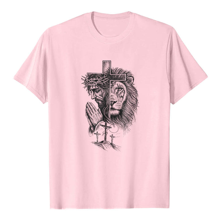 Christianartworkshop T-Shirt mit geteiltem Porträt eines betenden Jesus, Löwen, Kreuzen und drei Kreuzen auf der Vorderseite – klassischer Aufdruck - Rosa - 2XL - image 16