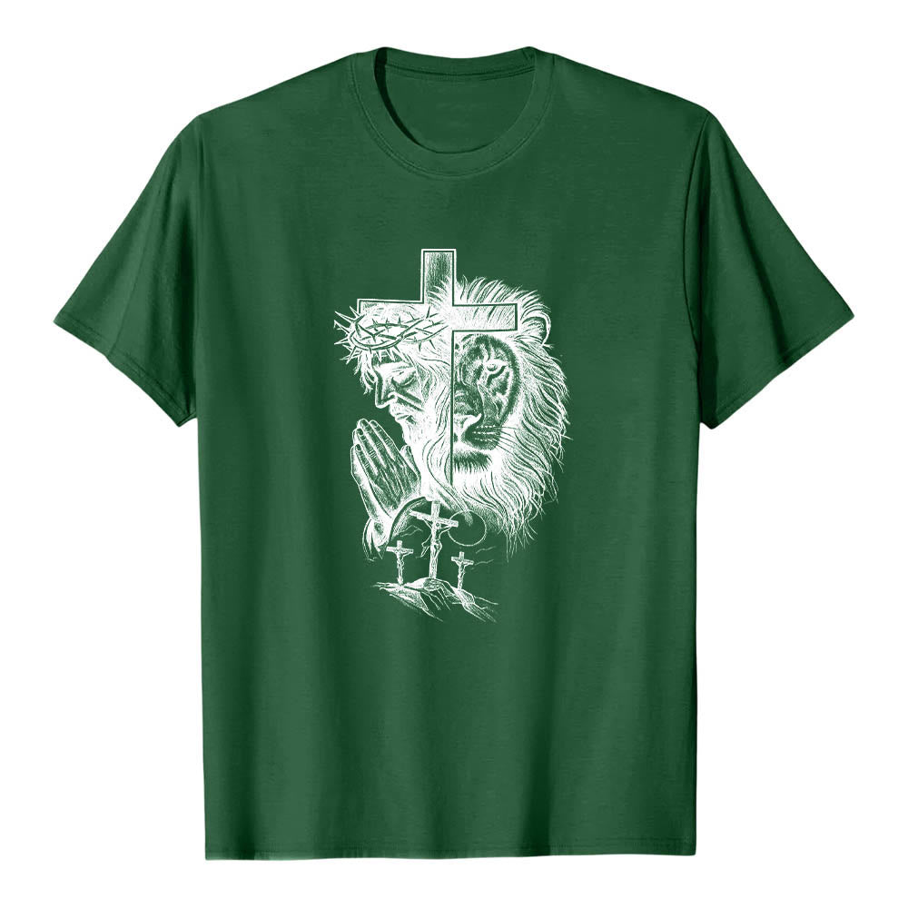 Christianartworkshop T-Shirt mit geteiltem Porträt eines betenden Jesus, Löwen, Kreuzen und drei Kreuzen auf der Vorderseite – klassischer Aufdruck - Dunkelgrün - 2XL - image 6