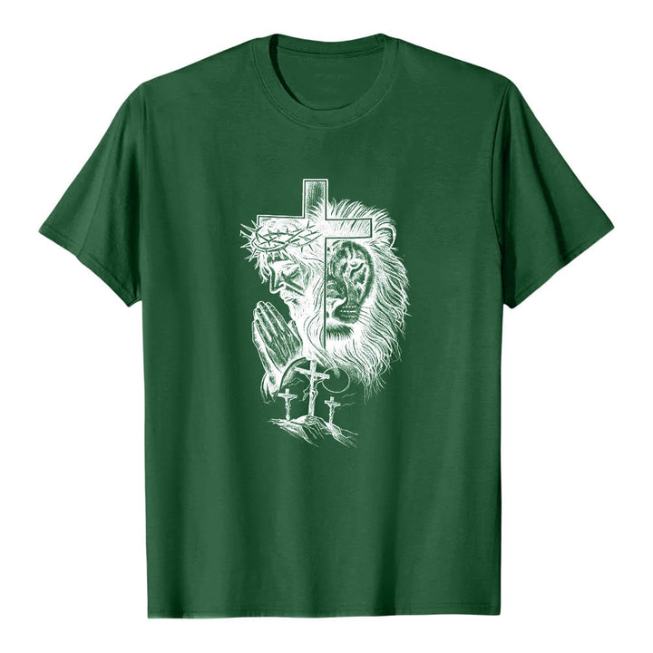Christianartworkshop T-Shirt mit geteiltem Porträt eines betenden Jesus, Löwen, Kreuzen und drei Kreuzen auf der Vorderseite – klassischer Aufdruck - Dunkelgrün - 2XL - image 6