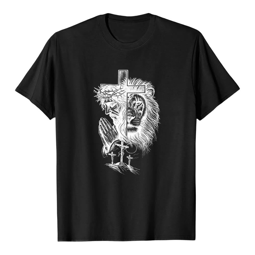 Christianartworkshop T-Shirt mit geteiltem Porträt eines betenden Jesus, Löwen, Kreuzen und drei Kreuzen auf der Vorderseite – klassischer Aufdruck - Schwarz - 2XL - image 8