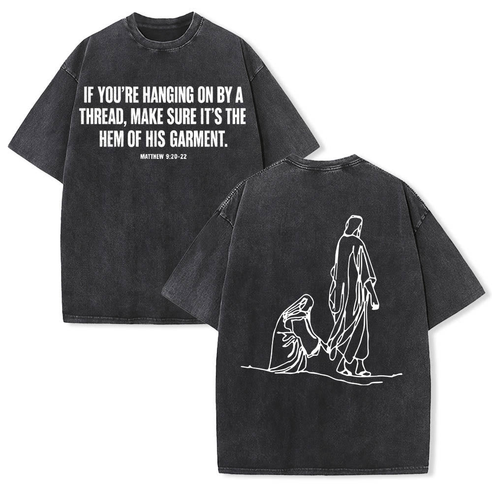 Christianartworkshop Matthäus 9,20–22: Glaubenszitat, Vorderseite: Blutende Frau berührt Christus, Gewand, Strichzeichnung, Rückseite: Aufdruck, gewaschenes T-Shirt - Schwarz - 5XL - image 9