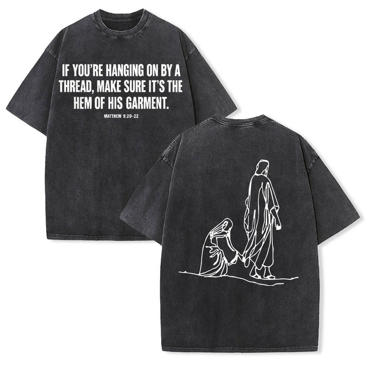 Christianartworkshop Matthäus 9,20–22: Glaubenszitat, Vorderseite: Blutende Frau berührt Christus, Gewand, Strichzeichnung, Rückseite: Aufdruck, gewaschenes T-Shirt - Schwarz - 5XL - image 9