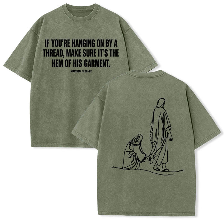 Christianartworkshop Matthäus 9,20–22: Glaubenszitat, Vorderseite: Blutende Frau berührt Christus, Gewand, Strichzeichnung, Rückseite: Aufdruck, gewaschenes T-Shirt - Armeegrün - 5XL - image 24