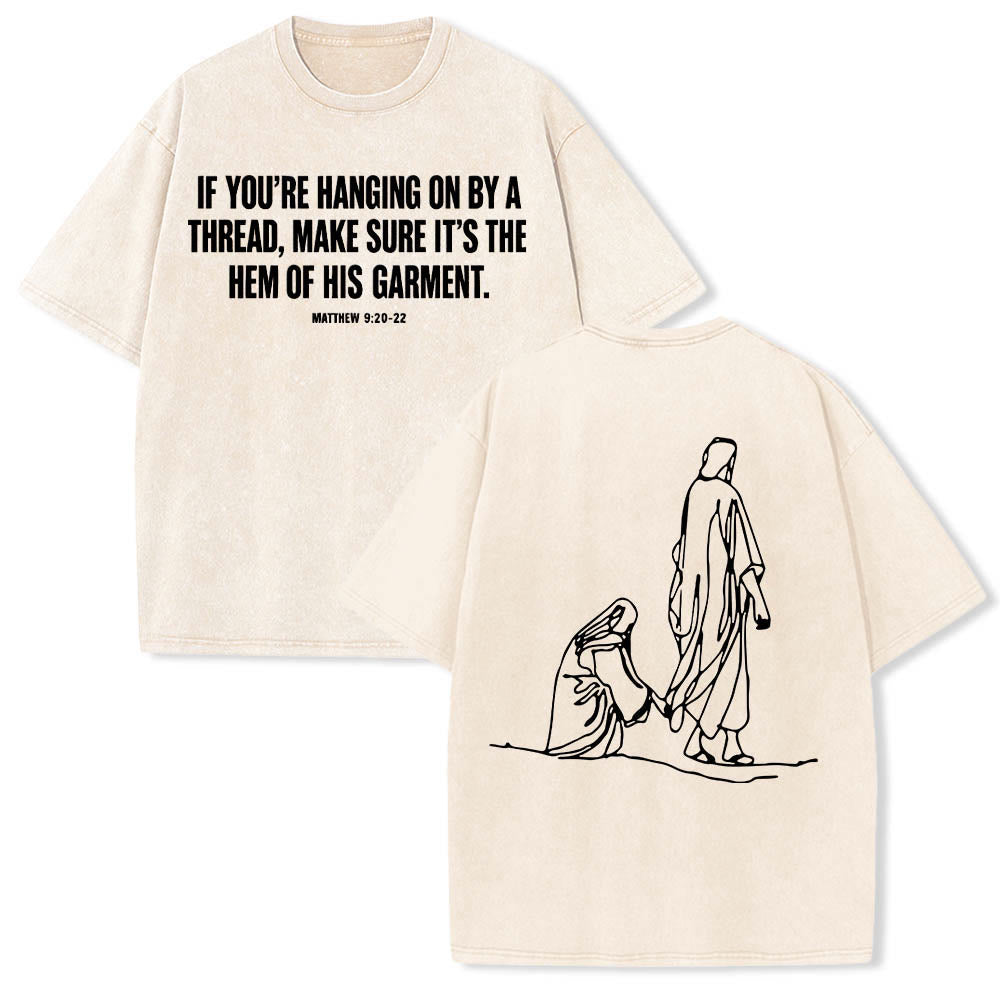 Christianartworkshop Matthäus 9,20–22: Glaubenszitat, Vorderseite: Blutende Frau berührt Christus, Gewand, Strichzeichnung, Rückseite: Aufdruck, gewaschenes T-Shirt - Beige - 5XL - image 3
