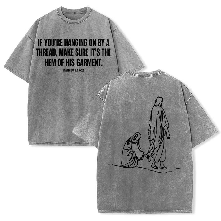 Christianartworkshop Matthäus 9,20–22: Glaubenszitat, Vorderseite: Blutende Frau berührt Christus, Gewand, Strichzeichnung, Rückseite: Aufdruck, gewaschenes T-Shirt - Grau - 5XL - image 6