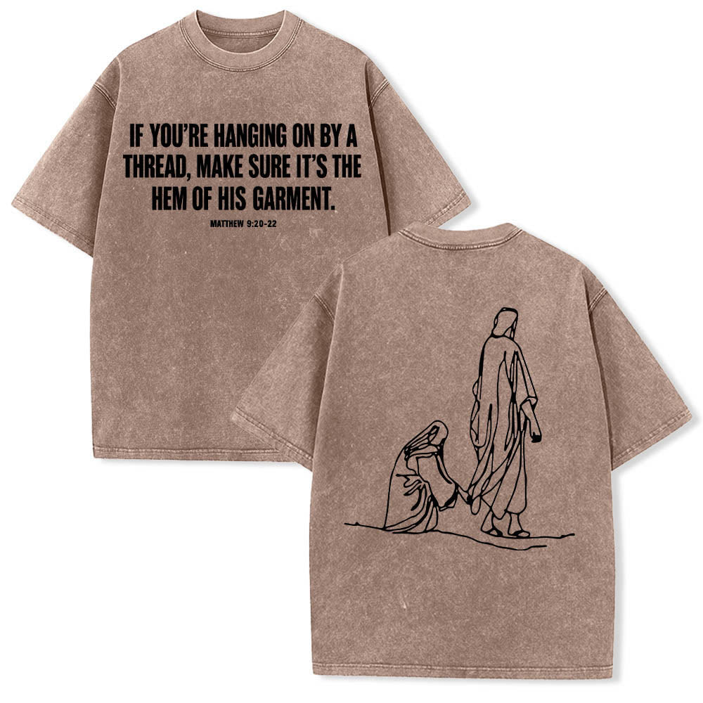 Christianartworkshop Matthäus 9,20–22: Glaubenszitat, Vorderseite: Blutende Frau berührt Christus, Gewand, Strichzeichnung, Rückseite: Aufdruck, gewaschenes T-Shirt - Braun - 5XL - image 0
