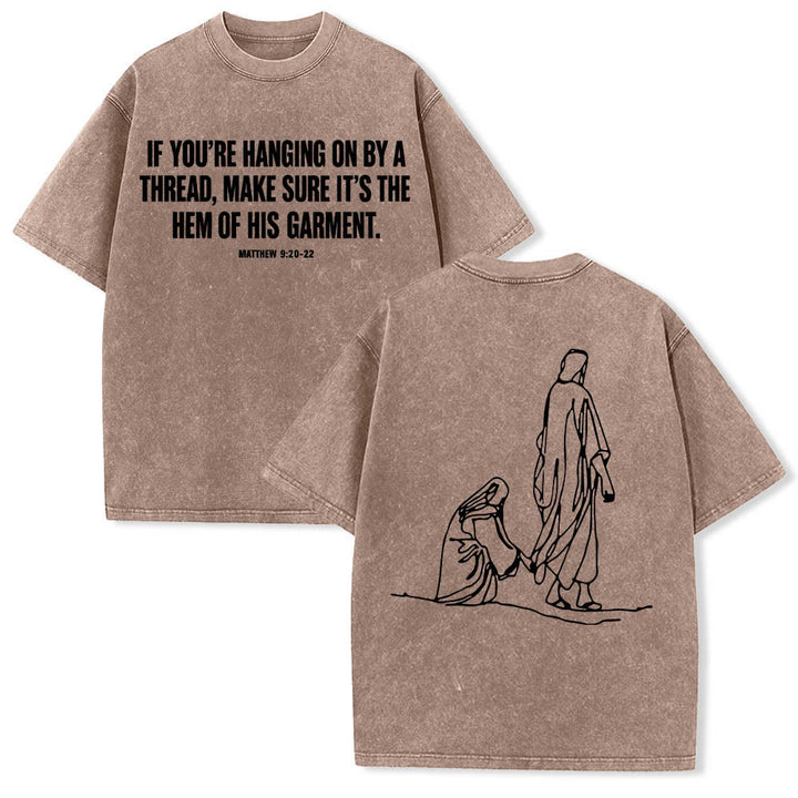 Christianartworkshop Matthäus 9,20–22: Glaubenszitat, Vorderseite: Blutende Frau berührt Christus, Gewand, Strichzeichnung, Rückseite: Aufdruck, gewaschenes T-Shirt - Braun - 5XL - image 0